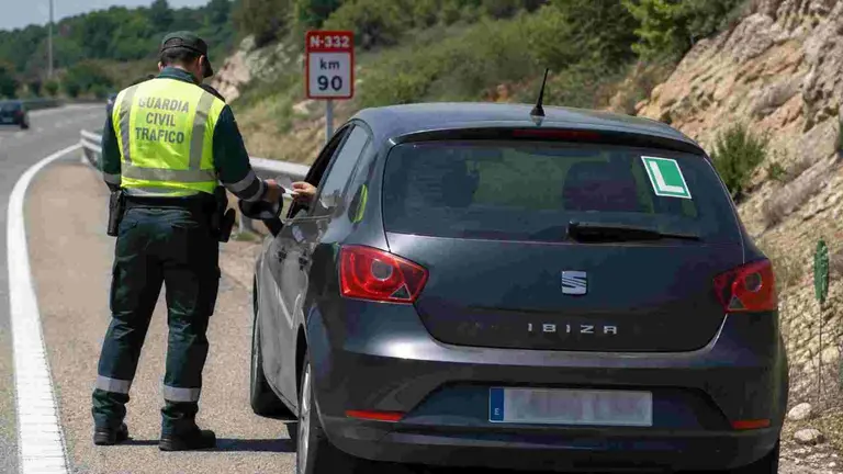 Un Guardia Civil en un control de carretera a un coche con la L de conductor novel.
