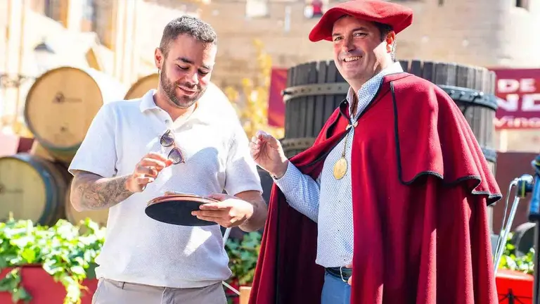 La Cofrad&iacute;a del Vino de Navarra otorga el decimoctavo Hocete de Plata al creador de contenido &Aacute;lvaro Urra. FOTO: Ibai Abaurrea Mateo.