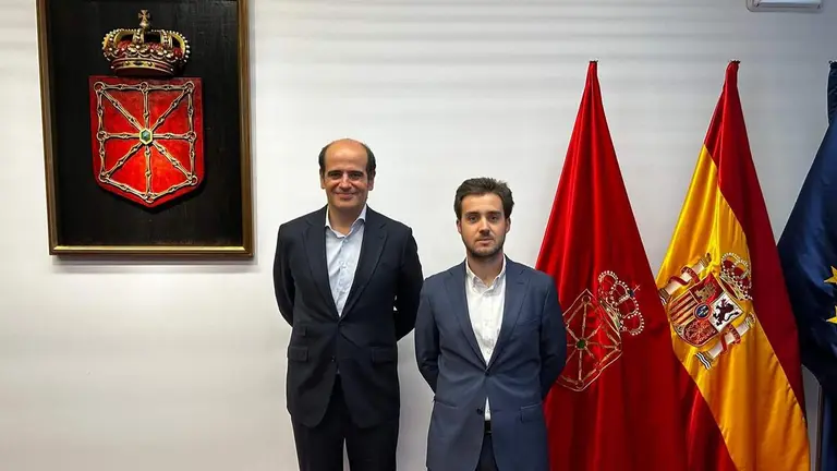 Carlos Rubio, CEO de KamBIO Energía, y Guillermo Rodríguez, Project Manager de KamBIO en el Parlamento de Navarra. CEDIDA