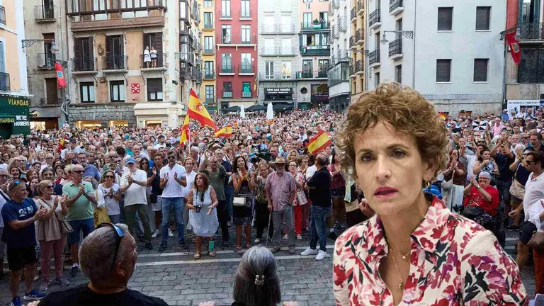 Fotomontaje de Mar&iacute;a Chivite sobre una imagen de la concentraci&oacute;n en apoyo a Ceuta.