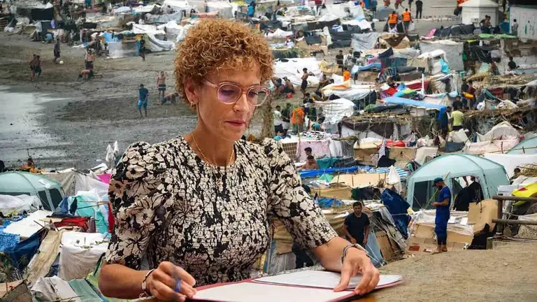 Mar&iacute;a Chivite, sobre una imagen de centenares de inmigrantes acampan en la playa del Trampol&iacute;n en Ceuta