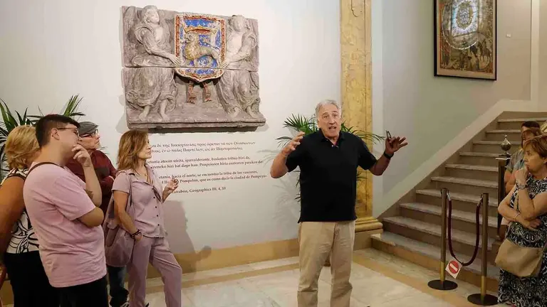 El alcalde de Pamplona, Joseba Asiron, durante una de las visitas a la Casa Consistorial. EFE/ Jes&uacute;s Diges