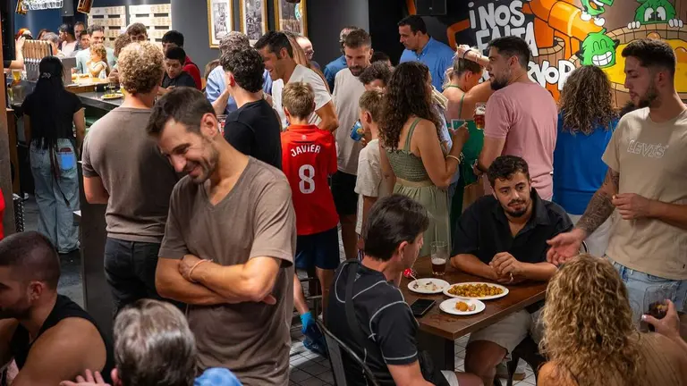 Un grupo de clientes en la inauguraci&oacute;n del nuevo bar de La Growler&iacute;a. CEDIDA