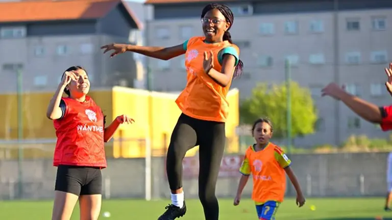 Ni&ntilde;as de la escuela de f&uacute;tbol femenino de la Fundaci&oacute;n N&aacute;nthea. CEDIDA