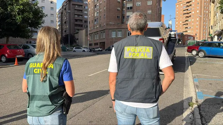 Una agente de la Guardia Civil y otro de la Polic&iacute;a Foral. GUARDIA CIVIL