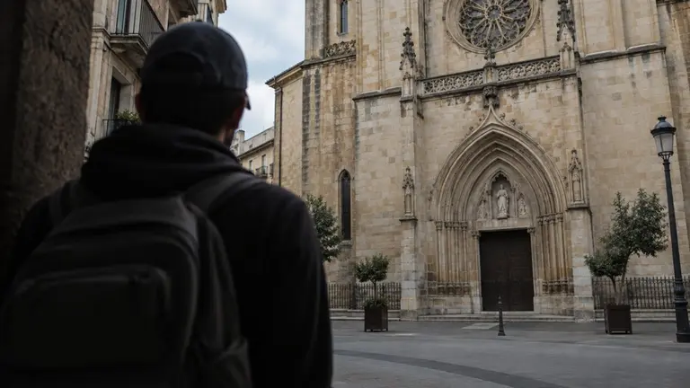 Imagen generada con Inteligencia Artificial de un hombre frente a una iglesia. CHAT GPT