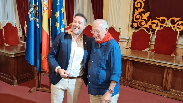 Toquero entrega el pa&ntilde;uelo de Tudela al alcalde de Melila, Juan Jos&eacute; Imbroda. AYUNTAMIENTO DE TUDELA