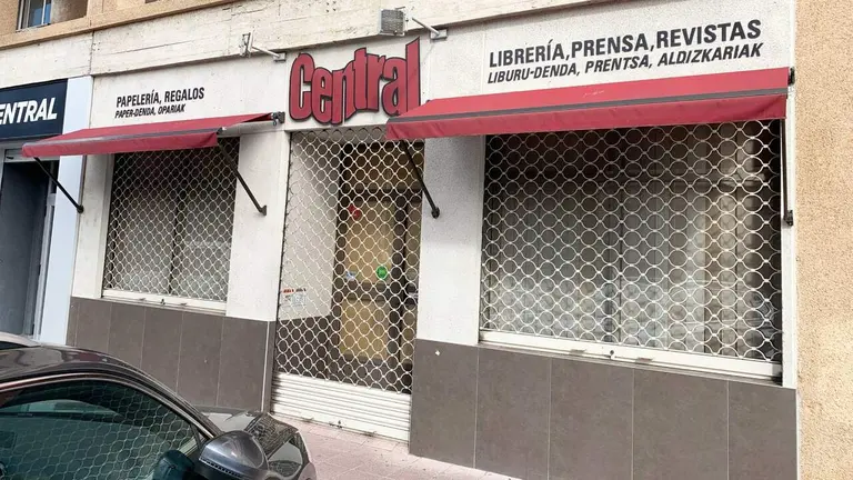 Fachada de la librer&iacute;a central en Bara&ntilde;&aacute;in. Navarra.com