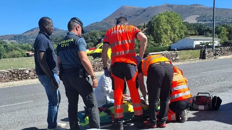 Atenci&oacute;n al herido en Bazt&aacute;n. GUARDIA CIVIL