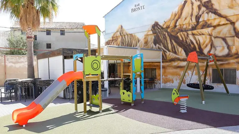 Parque infantil de la plaza General Clemente. AYUNTAMIENTO DE ARGUEDAS
