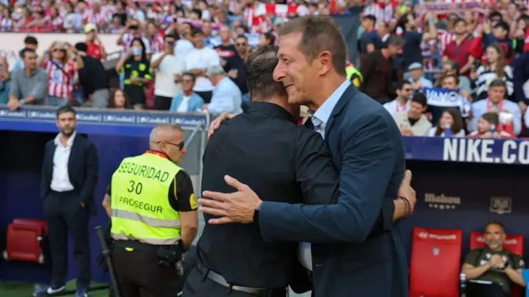 El entrenador de Atl&eacute;tico de Madrid Diego Simeone y el entrenador de Osasuna Luis Miguel Ramis, durante el partido de la jornada 6 de LaLiga entre el Atl&eacute;tico de Madrid y Osasuna, este mi&eacute;rcoles en el Riyadh Air Metropolitan.-EFE/ Juanjo Mart&iacute;n.