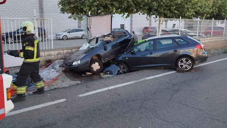 Imagen de los dos veh&iacute;culos implicados en el siniestro vial en Andosilla. BOMBEROS DE NAVARRA