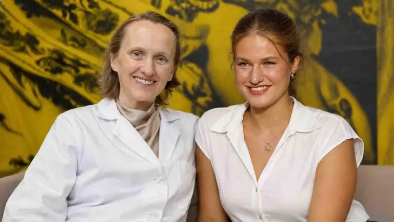 Un fotomontaje de la investigadora y genetista Teresa Perucho junto a la princesa Leonor.