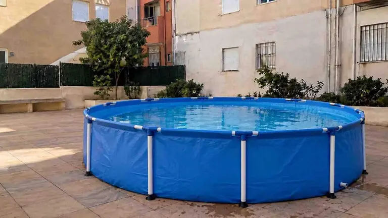 Una piscina, en una zona vecinal.