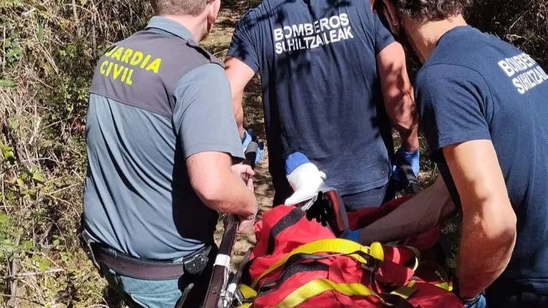 Momento del rescate en Urdazubi. BOMBEROS DE NAVARRA