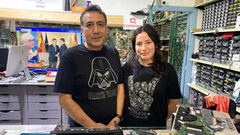 Henri y su hija Daney en la tienda Iturm&aacute;tica en pamplona.