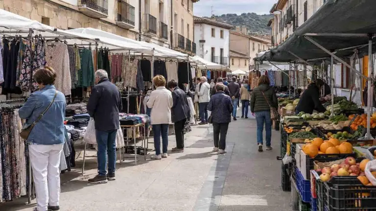 Un mercadillo de puestos.