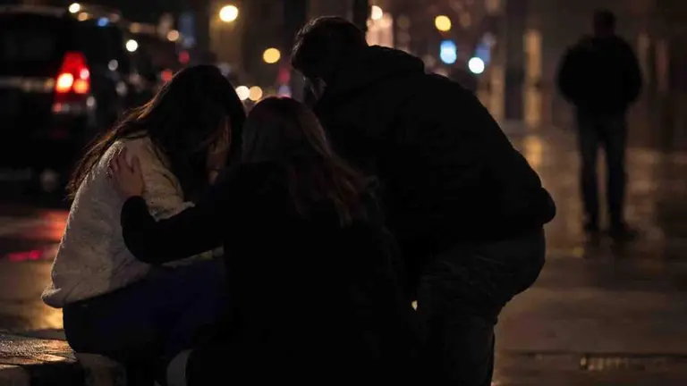 Atenci&oacute;n en la calle a un mujer que ha sufrido violencia.