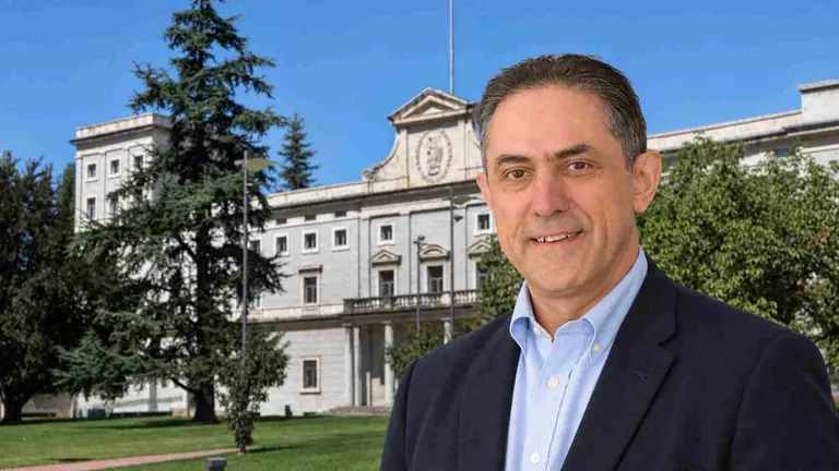 Jack Valero, autor de &ldquo;El Opus Dei sin filtros&rdquo;, ante el edificio central de la Universidad de Navarra.