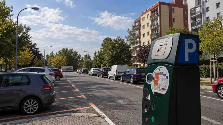 Un parqu&iacute;metro de la zona azul en Pamplona.