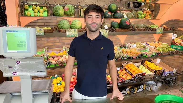 Iosu Olmedo en la Fruter&iacute;a Baratza en el barrio de Iturrama. Navarra.com