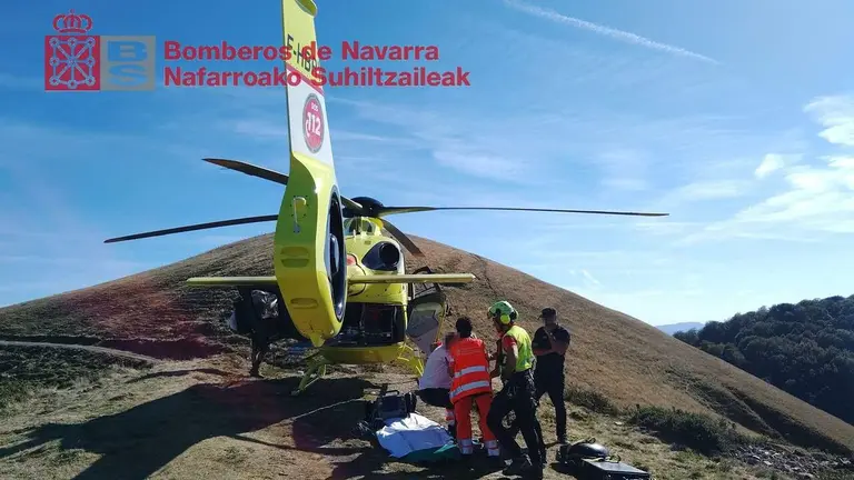 Imagen del rescate en helic&oacute;ptero en Ester&iacute;bar. BOMBEROS DE NAVARRA