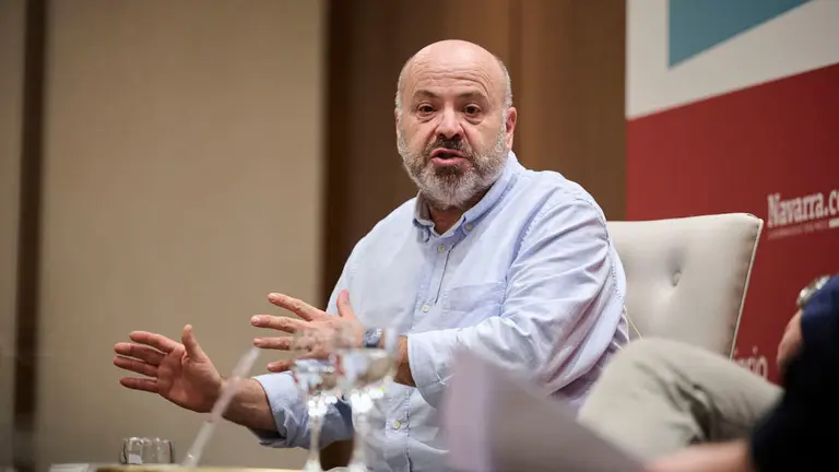 Nacho Calvo, secretario general de la Asociaci&oacute;n de Empresarios de Hosteler&iacute;a de Navarra y Jos&eacute; Manuel Ayesa, secretario general de la Asociaci&oacute;n del Empresarios del Metal participan en el evento 'Navarra Presente y Futuro' en el Hotel 3 Reyes de Pamplona. PABLO LASAOSA