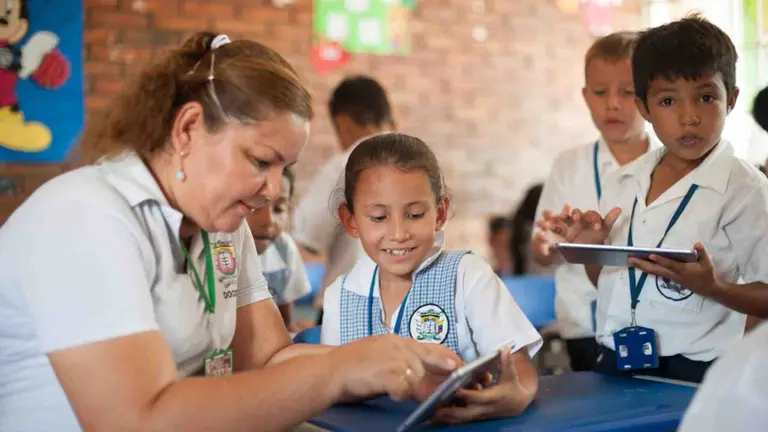 Ni&ntilde;os en un colegio utilizando dispositivos digitales. PROFUTURO