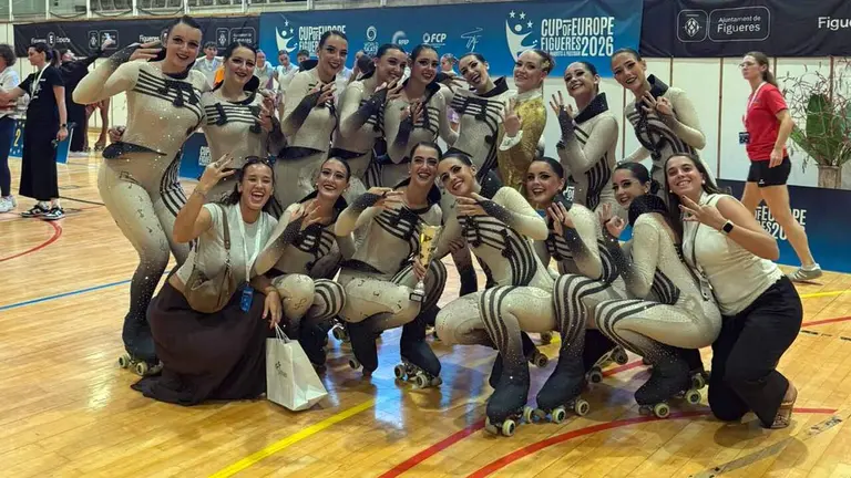 Las 14 patinadoras de No&aacute;in que han hecho historia en Europa con una meritoria tercera posici&oacute;n.