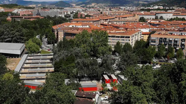 Panor&aacute;mica de la capital navarra ​donde la calma precede a la marea blanca y roja que se espera en los pr&oacute;ximos d&iacute;as con la llegada de miles de visitantes para disfrutar en la Plaza del Castillo de los Sanfermines 2026. La imagen muestra la fisonom&iacute;a de Pamplona, en primer plano, se aprecian los corrales de Santo Domingo donde se encuentran los toros de las diferentes ganader&iacute;as que participaran en estos Sanfermines EFE/ Jes&uacute;s Diges