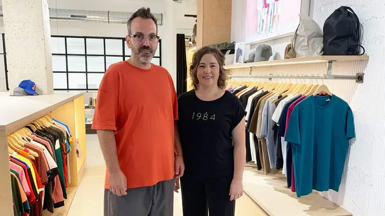 David y Elvira en la tienda 1984 en el barrio de Santa Mar&iacute;a La Real. Navarra.com