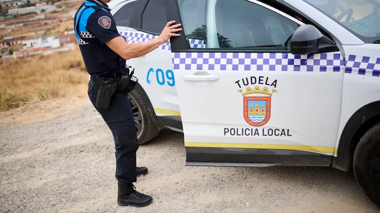 Polic&iacute;a Local por las calles de Tudela. PABLO LASAOSA