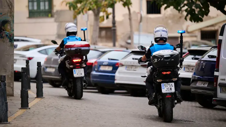 Polic&iacute;a Local por las calles de Tudela. PABLO LASAOSA