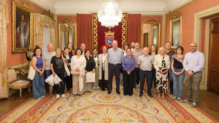 Recepci&oacute;n a personas mayores en el Ayuntamiento de Pamplona. AYUNTAMIENTO DE PAMPLONA