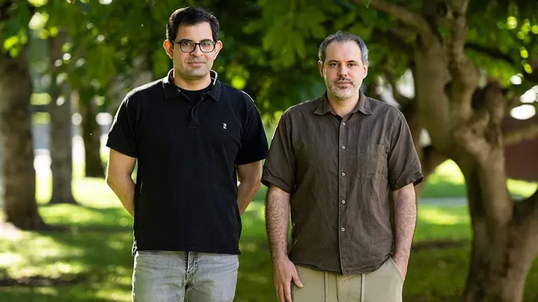 De izda. a dcha., Waseem Hassan y Asier Marzo. UPNA