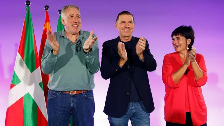 Joseba Asiron, Arnaldo Otegi y Laura Aznal, en la presentaci&oacute;n de candidaturas para las elecciones forales y municipales de 2027. EFE