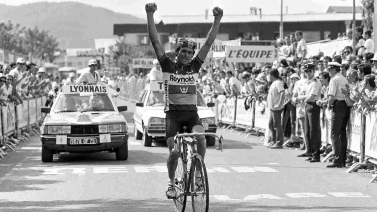 &Aacute;ngel Arroyo alza los brazos al cruzar la meta de una etapa del Tour de Francia. MOVISTAR TEAM