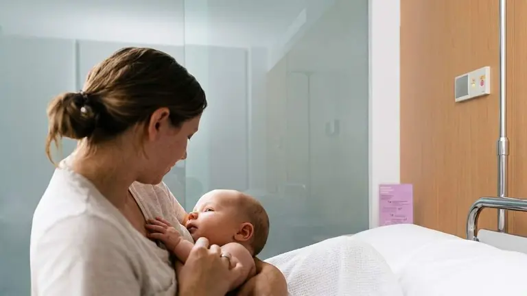 Una madre con su beb&eacute;. CL&Iacute;NICA UNIVERSIDAD DE NAVARRA