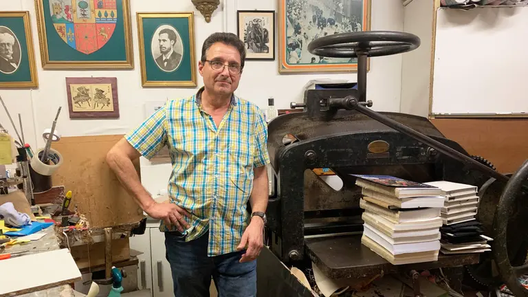 Jacinto Rodr&iacute;guez en su taller de encuadernaci&oacute;n en Pamplona. Navarra.com