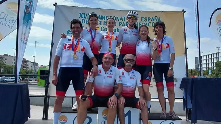 Fotograf&iacute;a de familia del equipo de ciclismo del Colegio de M&eacute;dicos de Navarra. CEDIDA