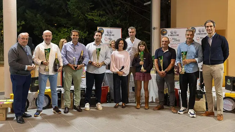 Ganadores del trofeo en Gorraiz acompa&ntilde;ados por responsables de la Cl&iacute;nica y de Ni&ntilde;os Contra el C&aacute;ncer.