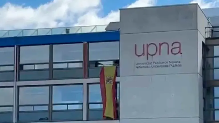 Bandera de Espa&ntilde;a en la Universidad P&uacute;blica de Navarra. NAVARRA.COM