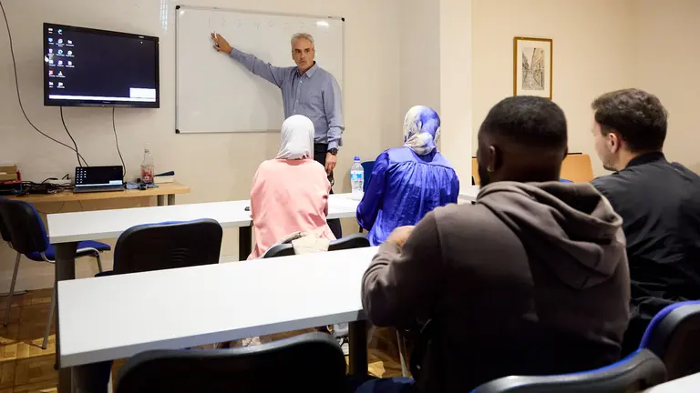 Clases de Formaci&oacute;n para la Inserci&oacute;n Laboral y Programa de Apoyo Escolar en la Asociaci&oacute;n Irati. I&Ntilde;IGO ALZUGARAY