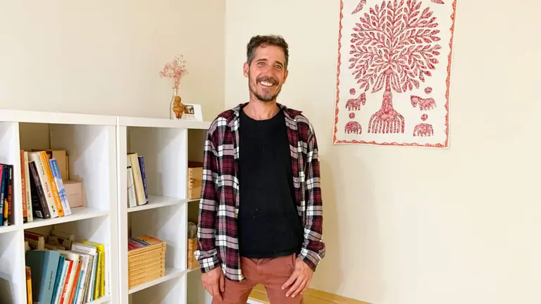 Rub&eacute;n Jurado en su centro de Yoga en la calle San Alberto Magno de Pamplona. Navarra.com