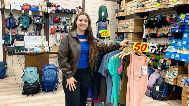 Fabbiana Santosuosso Morais atiende a los peregrinos en su tienda Planeta Agua de Puente la Reina. Navarra.com