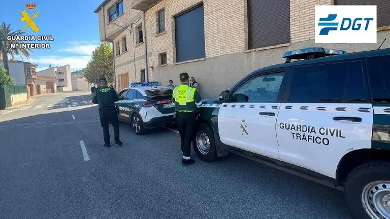 La Guardia Civil en el lugar del atropello. CEDIDA
