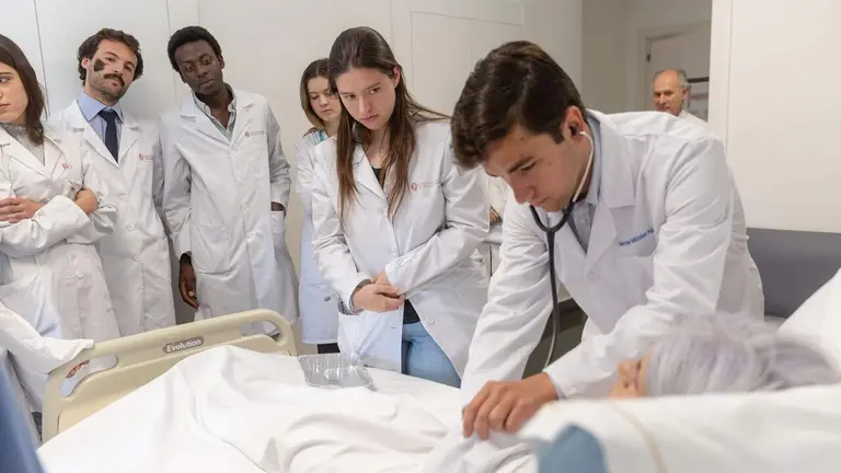 Estudiantes de Medicina aprenden cuidados paliativos en la Universidad de Navarra. CEDIDA