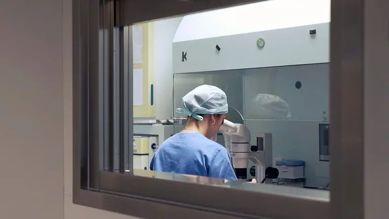 Investigadora trabajando en el laboratorio. GOBIERNO DE NAVARRA
