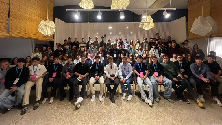 Fotograf&iacute;a de grupo del encuentro de 80 estudiante de Ingenier&iacute;a Industrial en la UPNA con el rejoneador Guillermo Hermoso de Mendoza. CEDIDA