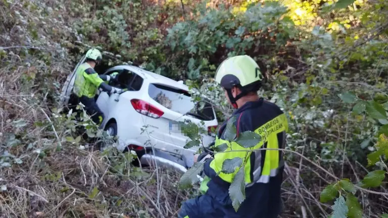 Un coche cae por el terrapl&eacute;n de la cuesta Beloso en Pamplona. BOMBEROS DE NAVARRA